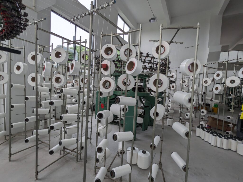 Weft Knitting Machine - Yarn Alignment